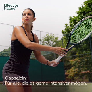 Tennisspielerin beim Aufschlag auf Außenplatz, Effective Nature Capsaicin Werbemotiv mit deutschem Slogan