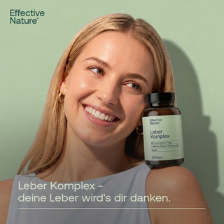 Lächelnde Frau hält braune Glasflasche Effective Nature Leber Komplex, 90 Kapseln, vegan, mit Cholin