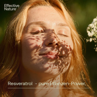 Junge Frau mit geschlossenen Augen im Sonnenlicht, Blumen im Hintergrund, Text: Resveratrol – pure Pflanzen-Power.