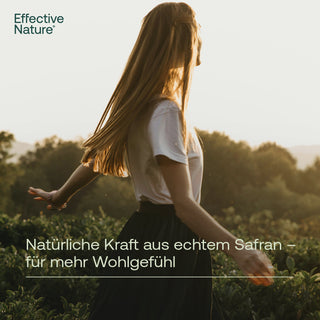 Junge Frau läuft durch Natur bei Sonnenuntergang, Text: Natürliche Kraft aus echtem Safran – Effective Nature