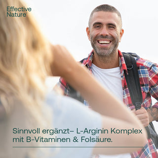 Lachender Mann mit Rucksack, Text: L-Arginin Komplex mit B-Vitaminen & Folsäure, Effective Nature