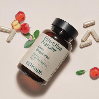 Effective Nature Eisen Bisglycinat, 60 Kapseln, braune Glasflasche mit Etikett, Kapseln und rote Acerolakirschen