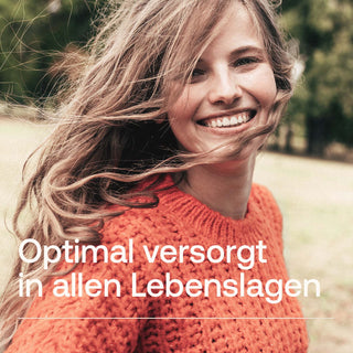 Lächelnde Frau mit langen Haaren im roten Strickpullover im Freien, Text: „Optimal versorgt in allen Lebenslagen