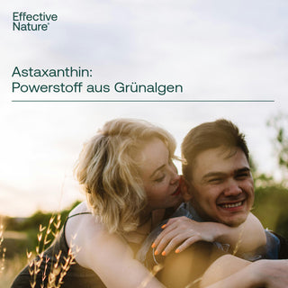 Effective Nature Astaxanthin Powerstoff aus Grünalgen – junges Paar lacht und umarmt sich im Freien
