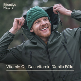 Lächelnder Mann mit grüner Mütze und Outdoor-Jacke, Text: Vitamin C – Das Vitamin für alle Fälle, Effective Nature