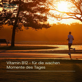 Mann joggt bei Sonnenuntergang im Park, goldenes Licht, Text: Vitamin B12 – für die wachen Momente des Tages