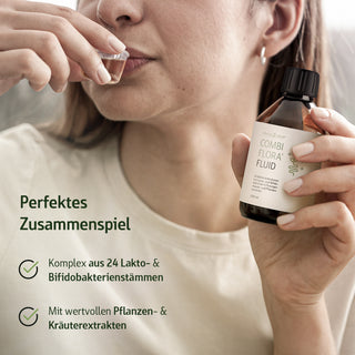 Frau trinkt Combi Flora Fluid von Effective Nature aus kleinem Messbecher, 250-ml-Braunglasflasche mit schwarzem Deckel