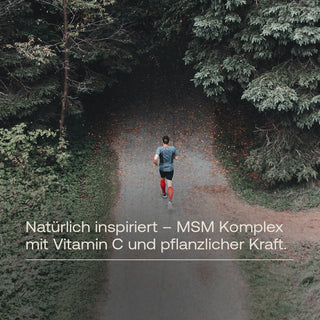 Läufer von hinten auf Waldweg, Text: MSM Komplex mit Vitamin C und pflanzlicher Kraft