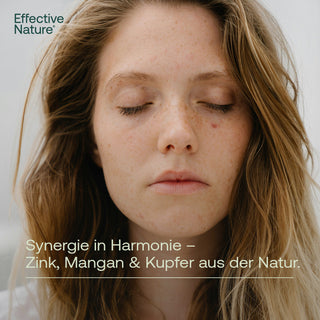 Frau mit geschlossenen Augen und Sommersprossen, Text: Synergie in Harmonie – Zink, Mangan & Kupfer aus der Natur.