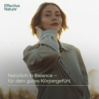 Frau in beigem Mantel blickt nach oben, Effective Nature Logo, Text: Natürlich in Balance – für dein gutes Körpergefühl