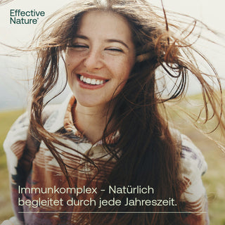 Lachende Frau mit wehendem Haar im Freien, Effective Nature Immunkomplex, natürlich durch jede Jahreszeit