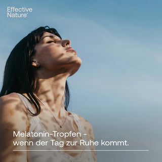Frau mit geschlossenen Augen im Sonnenlicht, Effective Nature Melatonin-Tropfen, Text: „wenn der Tag zur Ruhe kommt