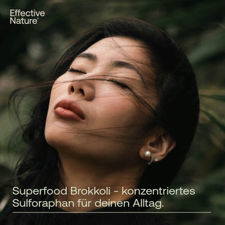 Frau mit geschlossenen Augen vor grünem Hintergrund, Text: Superfood Brokkoli konzentriertes Sulforaphan, Effective Nature