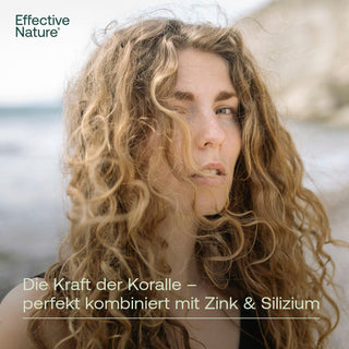 Frau mit lockigem Haar am Meer, Effective Nature Koralle mit Zink & Silizium, Text auf Bild sichtbar