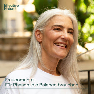 Lächelnde ältere Frau mit weißem Haar, Text: Frauenmantel – Für Phasen, die Balance brauchen, Effective Nature