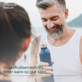 Lachender Mann mit grauem Bart hält blaue Trinkflasche, Effective Nature Grapefruitkernextrakt-Werbebild