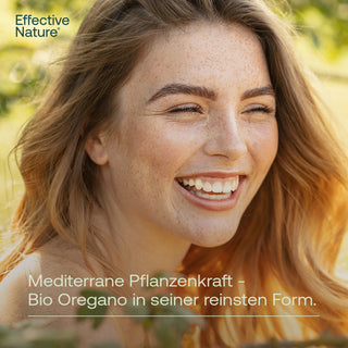 Lächelnde Frau mit Sommersprossen im Freien, Effective Nature Bio Oregano, Text: Mediterrane Pflanzenkraft