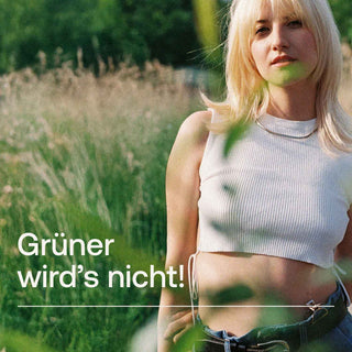 Junge Frau mit blonden Haaren in weißem Crop-Top auf grüner Wiese, Text: „Grüner wird's nicht!