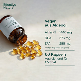 Effective Nature Omega-3 Algenöl, 60 Kapseln in Braunglasflasche liegend, goldgelbe Softgel-Kapseln verstreut
