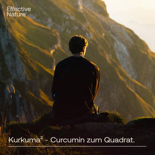 Mann sitzt meditierend auf Berggipfel, Effective Nature Kurkuma² – Curcumin zum Quadrat, Lifestyle-Bild