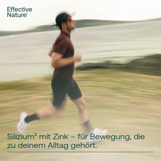 Mann joggt in Bewegungsunschärfe im Freien – Effective Nature Silizium² mit Zink, Text auf Bild sichtbar