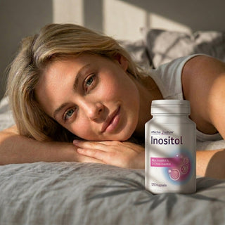 Frau mit Packung Inositol von Effective Nature