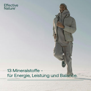 Mann läuft lächelnd in Winterkleidung über Schnee, Effective Nature Logo, Text: 13 Mineralstoffe für Energie, Leistung...