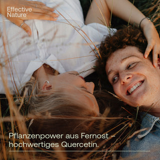 Zwei lachende Personen liegen im Gras, Effective Nature Quercetin, Text: Pflanzenpower aus Fernost