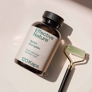 Effective Nature Biotin Komplex, 120 Kapseln, braune Glasflasche mit weißem Etikett, daneben ein grüner Jade-Roller