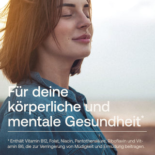Junge Frau mit geschlossenen Augen im Sonnenlicht, Text: Für deine körperliche und mentale Gesundheit