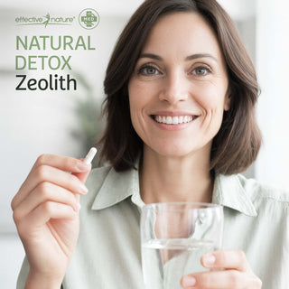 Lächelnde Frau hält weiße Kapsel und Wasserglas – Effective Nature Natural Detox Zeolith MED