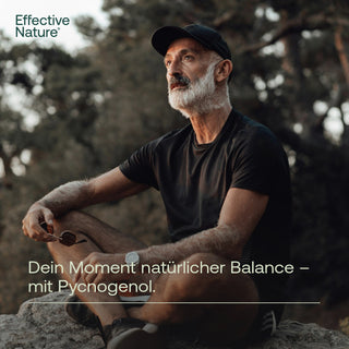 Älterer Mann sitzt entspannt auf Felsen in der Natur, Effective Nature Pycnogenol, Text: Dein Moment natürlicher Balance