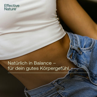 Frau zeigt Bauchbereich in weißem Crop-Top und Jeans, Text: „Natürlich in Balance – für dein gutes Körpergefühl