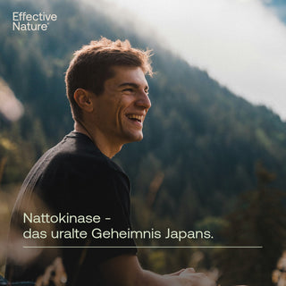 Lächelnder Mann in Natur vor Bergen, Effective Nature Nattokinase Werbebild mit Text
