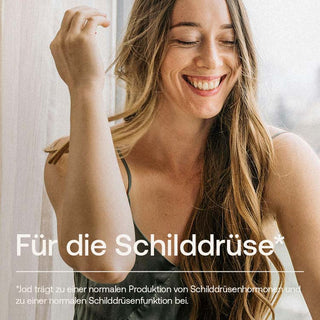 Lächelnde Frau mit langen Haaren, Text: „Für die Schilddrüse – Jod trägt zu normaler Produktion von Schilddrüsenhormonen bei