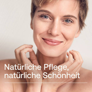Lächelnde Frau mit kurzen Haaren, Hände am Hals, Text: Natürliche Pflege, natürliche Schönheit