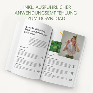 Aufgeschlagenes Booklet zur Simple Clean Darmreinigung mit Anwendungsempfehlung, Frau trinkt im Hintergrund