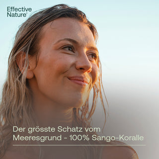Lächelnde Frau mit nassen Haaren im Gegenlicht, Text: Der grösste Schatz vom Meeresgrund – 100% Sango-Koralle