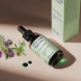 Effective Nature Chlorophyll Tropfen 50ml – braune Glasflasche mit Pipette, grüne Tropfen, Alfalfa-Pflanze, Produktverpackung