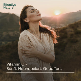 Frau mit geschlossenen Augen im Sonnenuntergang, Text: Vitamin C – Sanft. Hochdosiert. Gepuffert. Effective Nature